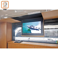 客廳的電視可收納並隱藏於天花板，善用每處空間。