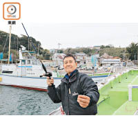 小菅裕二是丸十丸的第三代傳人，與太太一同堅守捕魚觀光業。