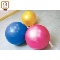 治療球可說是百變的運動器材，用於多個不同類型的訓練，如平衡能力、協調能力、力度等。