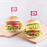 Beyond Burger、Beyond Burger Plus（b）<br>麵包用全素食材製作，夾着Beyond Meat漢堡、番茄、生菜，味道與真漢堡無異。升級版另加入牛油果及拉絲純素芝士，濃香而不膩滯。
