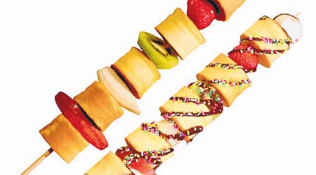 迷你班戟、水果及棉花糖串成串燒版Pancake，造型有趣。