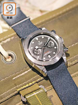 Tudor Heritage Black Bay Chrono精鋼錶帶或皮帶款式均附送一條牛仔布織紋錶帶。精鋼款式 4,800瑞士法郎（約HK$37,589）、皮帶款式 4,500瑞士法郎（約HK$35,240）