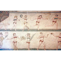古羅馬建築的壁畫已出現女士穿着類似比堅尼的服飾參與競技活動。