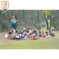 薰之園非常重視生態知識教學，經常有小學生來到園中上戶外生態課。