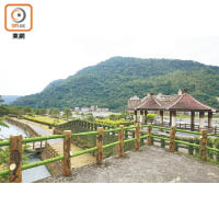 溫泉鄉周邊有不少景點，當中包括了知本圳親水公園。