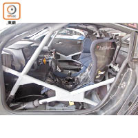 裝設於車廂內、用以保障車手安全的防滾架，經過輕量化特別設計。