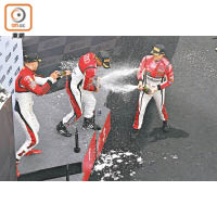 經過第二回合的角逐，車手Alessio Picariello（左）、熊龍（中）及Mitch Gilbert（右），站在頒獎台上互噴香檳慶祝。