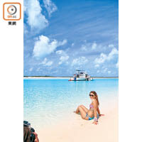 到沙灘享受日光浴，應選用具備防水功能的防曬產品。