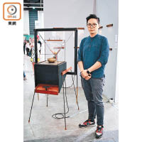 朱耀煒的多媒體裝置《流動藝術自動售賣機》是其兩年前一次創作的延伸。