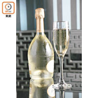 白中白香檳採用白葡葡釀造而成，富新鮮水果香氣，入口帶微微柑橘、白花氣味，酸度較高。