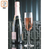 粉紅香檳一般只選用好年份的紅、白葡萄來釀製，色澤迷人，氣泡綿密、充滿果香。