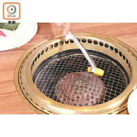 要測試溫度，最有效的方法是將檸檬汁塗抹在燒烤網，出煙就代表熱度夠。