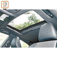 電動天窗屬標準配置，為車廂帶來開揚感。