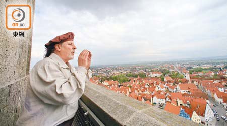 登上St. George's Church可一覽訥德林根的橙紅屋頂景觀，而穿着傳統守衞裝束的Horst先生更會高呼「So G' sell, So！」口號，重現當年守城的情況。