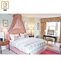酒店房間設計充滿蘇格蘭風格，布置有家的溫馨感覺。