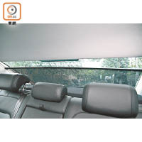 尾玻璃加上電動太陽簾，有助減低車廂溫度。