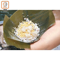 2. 用混合了藜麥的糯米填滿一半糉葉。