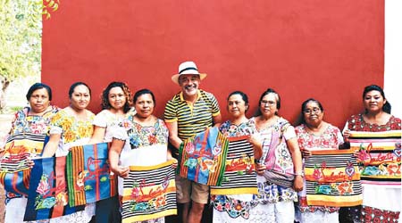 Christian Louboutin跟墨西哥慈善組織Taller Maya合作設計Mexicaba慈善版手袋，以保育傳統民間工藝及協助當地婦女就業。