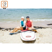 Nadine（左）及Dee（右）既是瑜伽教練，同時也是Academy of Surfing Instructors的認可教練。二人希望透過教授SUP Yoga及訓練SUP導師，帶領學員暫停上網及遠離各樣高科技產品，親親大自然。