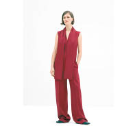 最新秋冬女裝系列以酒紅色作主打，鬆身長褲取材自男裝設計。