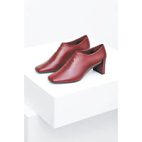 皮鞋以酒紅色作主色，方形鞋頭及幾何形狀鞋踭是系列的重點設計之一。