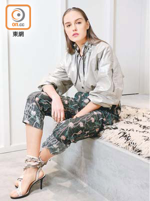 Isabel Marant<br>金屬色Parka外套 $8,450<br>花卉印花長褲 $5,090<br>米色荷葉邊皮革高踭涼鞋 $5,350<br>（All from A）