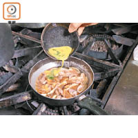 將蛋漿加到雞肉絲中煮至半熟後離火，淋在飯面加紫菜絲點綴即成。