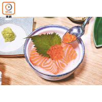 將壽司薑捲起放在中間，鋪上大葉後加入三文魚子。