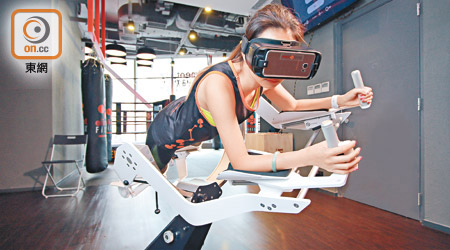 玩ICAROS的動作似足平板支撐，配合VR眼罩有着飄浮空中的飛行體驗，還需要肌肉爆發力作出移動。