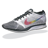 Nike Flyknit Racer BETRUE $1,199<br>以真空印刷技術展現強烈明亮度和流暢的高清漸變色效果，鞋側更首度採用8種配色的彩虹Swoosh標誌。