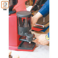 調整研磨機是沖泡咖啡的重要一環，咖啡粉的粗幼度足以影響咖啡被抽出的時間及味道。