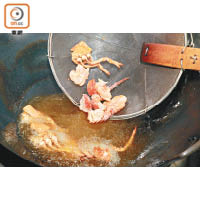 做法：<br>龍蝦先斬件並沾上生粉炸香，油溫要猛才能出味。冬菇和雞腿菇則切件泡油。