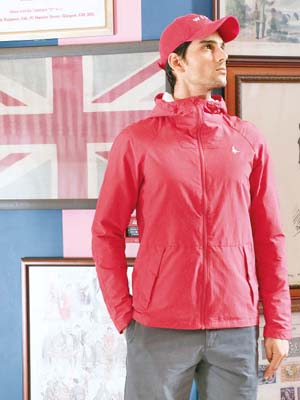 Jack Wills Rain Mac紅色外套 $810（i）<br>夏天為大地帶來雨水，想落雨出街時刻都咁型，Rain Mac是必備之選，特別以蠟塗棉花物料帶來抗雨效果，細節如傾斜反向口袋、漏斗頸領等都針對雨天而設計。