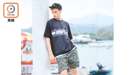 UNDEFEATED黑色Snapback Cap $359、黑色Soccer Jersey Tee $759、白色Oversized Tee $399、迷彩短褲 $959 All from（A）