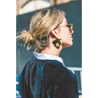 浮誇的鍍金耳環是巴黎女士的至愛首飾之一，她們喜歡束起頭髮，將耳環外露成為焦點。