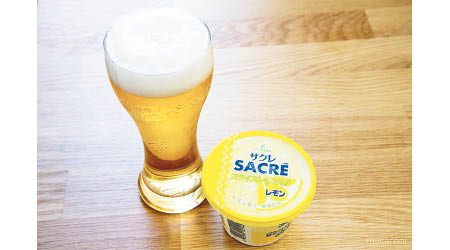 只要簡單將Sacre檸檬冰倒入啤酒內，便可混出一杯啤酒特飲或沙冰。