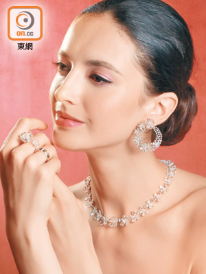 Nirav Modi Jasmine鑽石耳環 $35.1萬、Jasmine 18K白金鑽石頸鏈 個別定價、Jasmine鑽石戒指 $21.8萬（左）、Signature婚戒系列玫瑰金、白金及鑽石戒指 $23,000（右） All from（A）