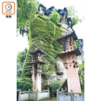 寨前四方均有刻上浮雕的丁房雙闕，原物出自漢朝。