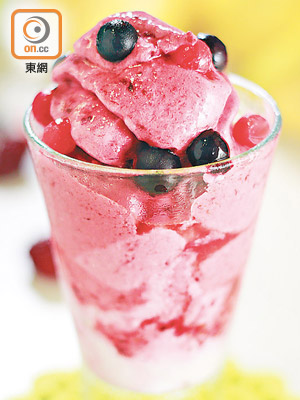 用新鮮水果炮製的雜莓乳酪雪糕，是夏日消暑妙品。
