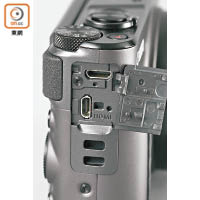 可利用USB為相機充電，冇電時駁上「尿袋」便可繼續拍攝。