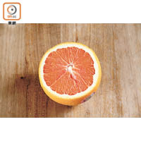 新鮮水果如橙、奇異果、番石榴等，蘊含維他命C，具備抗氧化功能，有效提升抵抗力。