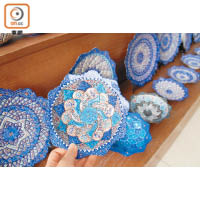 小清新的藍色彩繪瓷器也很受歡迎，價錢一般由8JD（約HK$88）起。