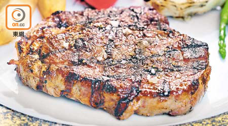 南非牛肉味道偏濃，由於脂肪少，所以別期望會像和牛般入口即溶，以海鹽燒製的方式煎香最能呈現牛肉的原有香味。