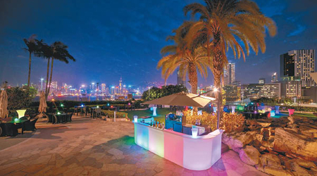 The Patio Bar可以飽覽維港景致，邊歎美酒邊享受海風輕吹，開懷舒暢。