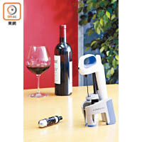 取酒器以輕身塑膠物料製作，符合人體工學的手柄，以刺針技術取酒來延長葡萄酒擺放時間。