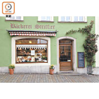1925年開業的Bäckerei Striffler ，是鎮內第一家重新製作雪球的店舖。