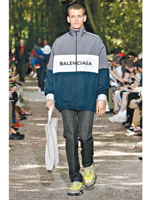 BALENCIAGA將於來年春夏推出螢光版Triple-S球鞋。