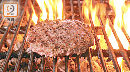 高溫燒烤能有效鎖住漢堡扒的肉汁，吃起來更為Juicy。