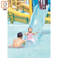 在淺水區域，家長可以陪同小朋友玩玩滑梯，享受親子樂。
