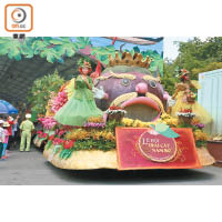 在6至8月期間，主題公園會舉行Southern Fruit Festival，當中最矚目的是以水果為主題的巡遊活動。